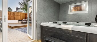 Victorian Villa: 6 En-Suites, Hot Tub, Cinema Room,  Private Parking & Park View