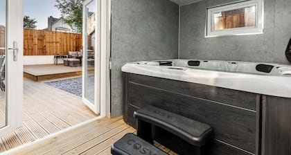 Victorian Villa: 6 En-Suites, Hot Tub, Cinema Room, Private Parking & Park View