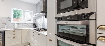 Grand Villa: 6 En-Suites, Hot Tub, Cinema Room,  Private Parking & Park View