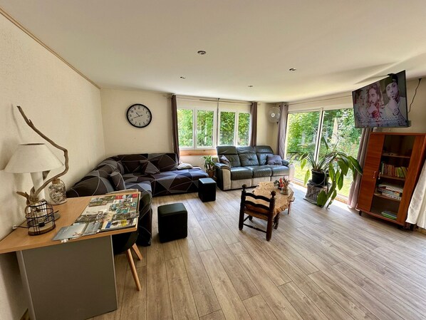 Smart TV, books - Large, comfortable villa in the Cévennes, mountains, lakes and rivers. Pets welcome! (concoules)