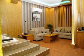 Minibar, bureau, espace de travail pour ordinateur portable