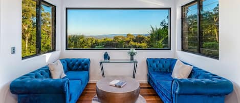 House | 8 bedrooms, desk, iron/ironing board, Internet