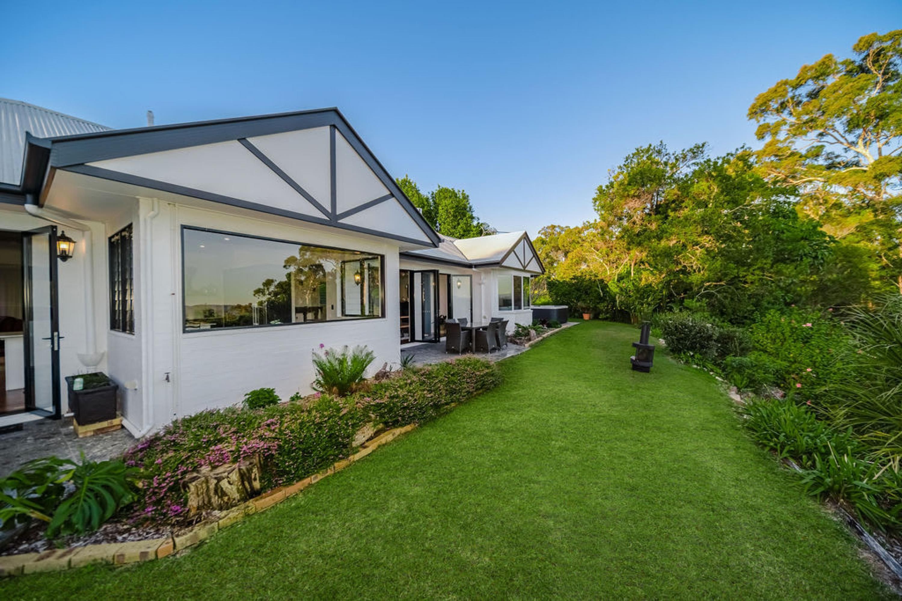 Ein modernes Haus mit gepflegtem Rasen und Garten.