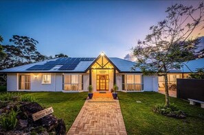 House | 8 bedrooms, desk, iron/ironing board, Internet