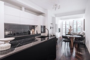 Fridge, oven, stovetop, dishwasher