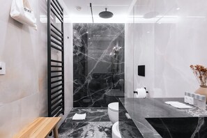 Shower, hair dryer, bidet, towels