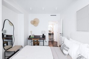 1 dormitorio, tabla de planchar con plancha, wifi y ropa de cama