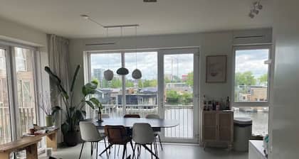 Woning in Amsterdam aan het Water met 10 Minuten Lopen Naar het Centrum