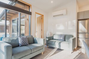 TV - Little Birch - 2 Bedroom Retreat (Lake Tekapo)