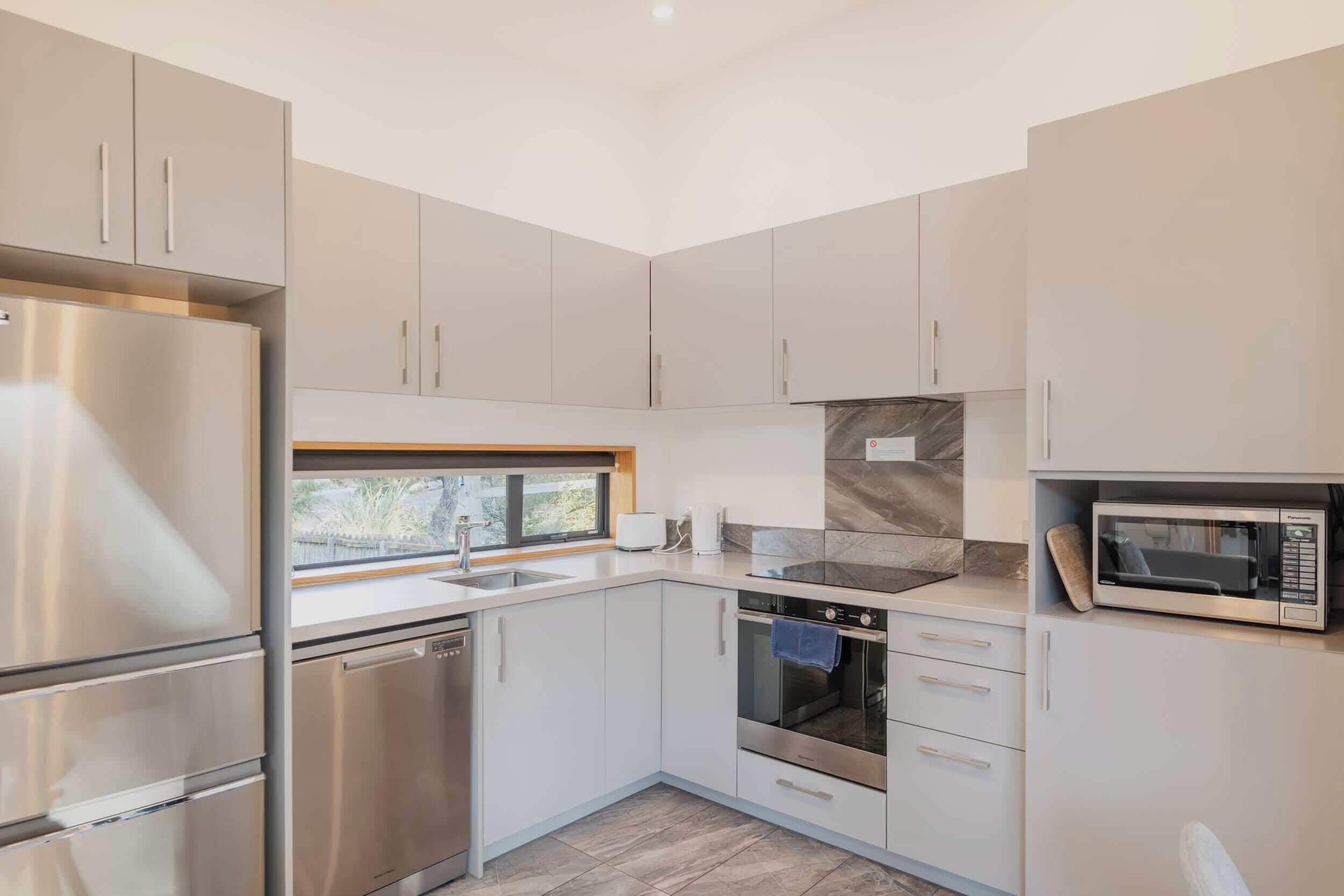 Jääkaappi, mikroaaltouuni, uuni, liesi