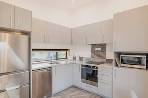 Frigorífico, microondas, horno y placa de cocina