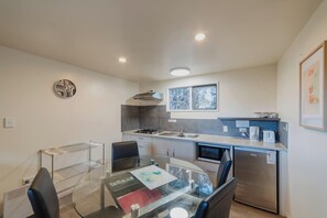 Kjøleskap, kokeplater, kaffetrakter/tekoker og kjøkkenutstyr