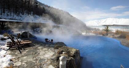 Eclipse Haven | 2BR + Hot Tub + Parking | Sleeps 5