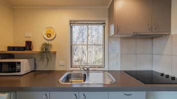 Kühlschrank, Mikrowelle, Herdplatte, Wasserkocher mit Kaffee-/Teezubehör