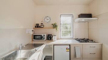 Een microgolfoven, een kookplaat, een vaatwasser