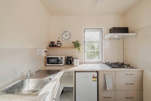 Een microgolfoven, een kookplaat, een vaatwasser