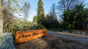 Un panneau en bois portant l’inscription « Ohana Tekapo Cottages », qui indique le nom de l’établissement.