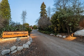 A sign for Ohana Tekapo Cottages with a gravel path leading to a building. - Little Dipper | 2BR | Near Lake + Church (Lake Tekapo)