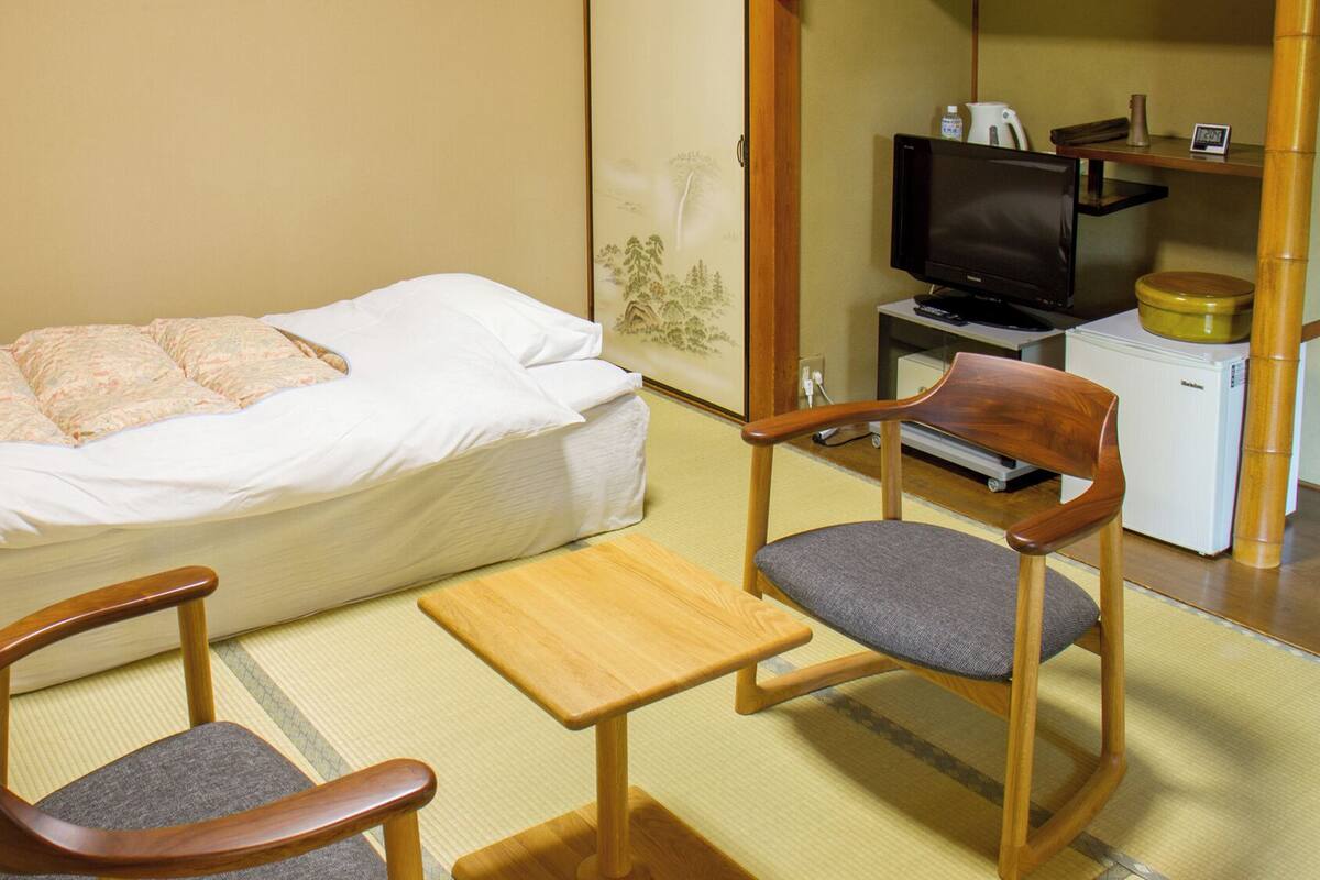 WiFi (free), bed sheets