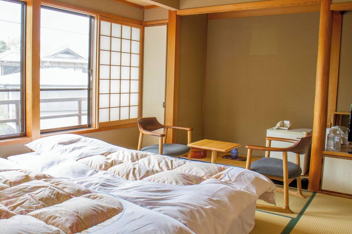 WiFi (free), bed sheets
