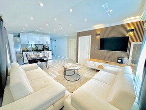 Appartement Design, 2 chambres, cuisine, vue jardin | Coin séjour | TV connectée de 140 pouces avec chaînes par satellite