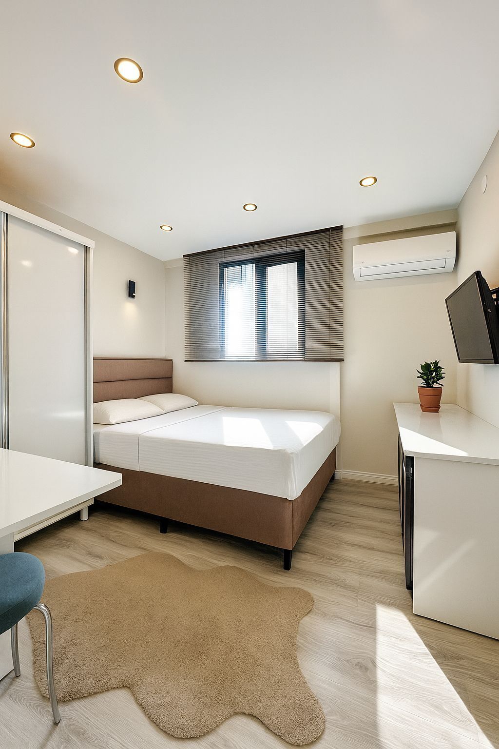 Standaard kamer | Lakens van Egyptisch katoen, luxe beddengoed, donsdekens, een minibar