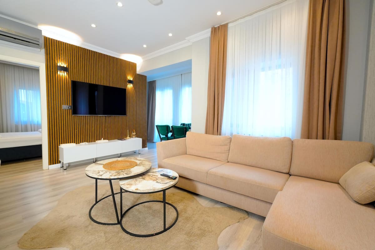 Appartement Deluxe, 1 chambre, 2 salles de bains, vue sur le jardin | Aire de séjour | Téléviseur connecté de 140 po avec télévision par satellite