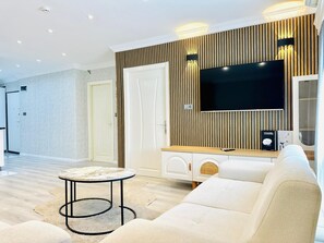 Appartement Design, 2 chambres, cuisine, vue jardin | Coin séjour | TV connectée de 140 pouces avec chaînes par satellite
