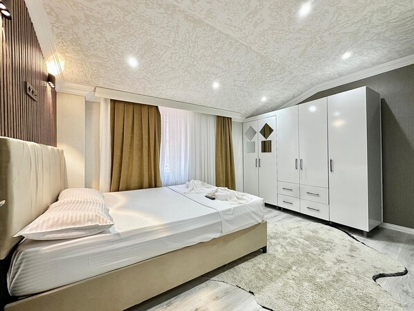 Appartement Design, 2 chambres, cuisine, vue jardin | Salle de bain | Douche, sèche-cheveux, peignoirs, chaussons