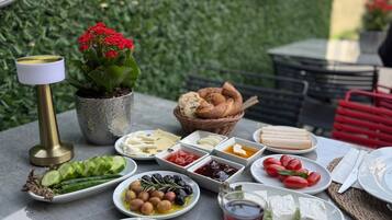 Petit déjeuner continental (10 EUR par personne)