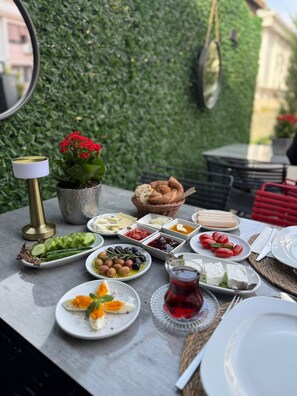 Tägliches kontinentales Frühstück (10 EUR pro Person)