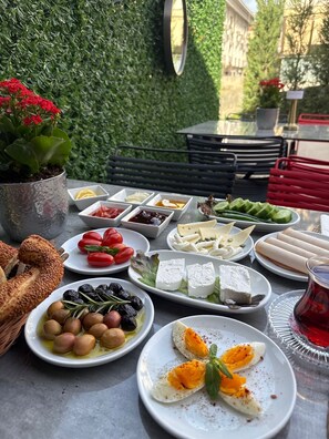 Déjeuner continental (10 EUR par personne)