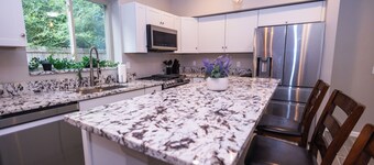 Family & Friends Stay- Free Parking, Wifi, Fully Functional Kitchen 