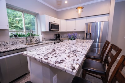 Family & Friends Stay- Free Parking, Wifi, Fully Functional Kitchen 