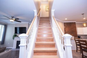 Interior - Family & Friends Stay- Free Parking, Wifi, Fully Functional Kitchen  (Pittsburgh)