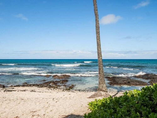 Peek-a-boo Oceanview Studio | AC & small beach