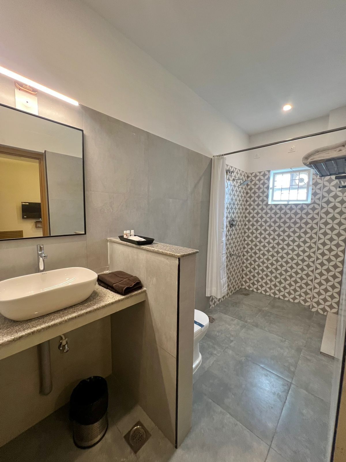 Ducha, artículos de tocador gratuitos, bidet, toallas