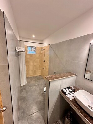 Dusj, toalettartikler (inkludert), bidé og håndklær