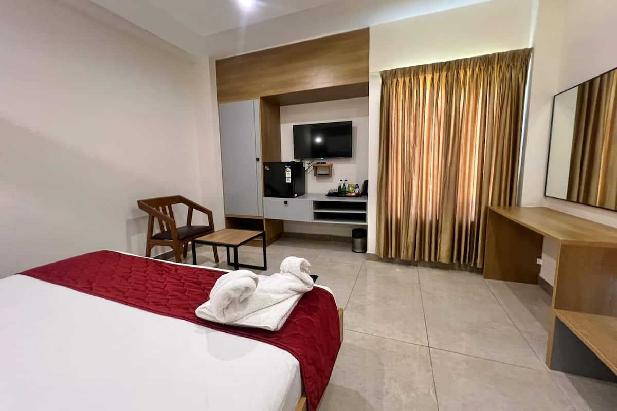 Executive Double Room | Frette Italian sheets, premium bedding, laptop workspace, soundproofing