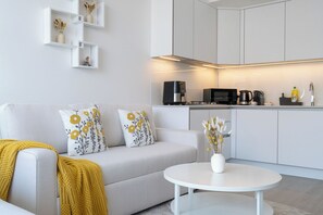 Elite Studio, Balcony | Living area