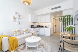 Elite Studio, Balcony | Living area