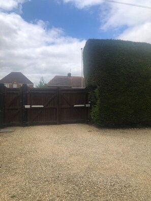 Property grounds - Entire guest suite with gated property (Blunsdon)