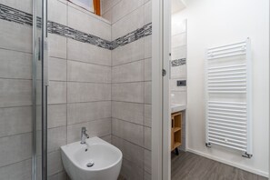 Douche, séchoir à cheveux, bidet, serviettes fournies