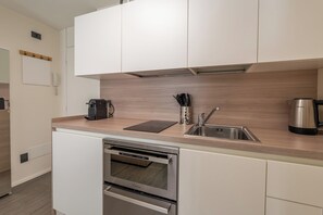 Ofen, Herdplatte, Geschirrspüler, Wasserkocher mit Kaffee-/Teezubehör