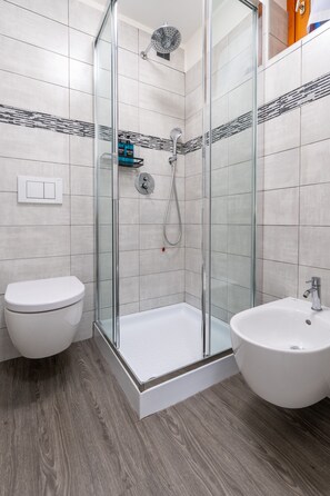 Shower, free toiletries, hair dryer, bidet