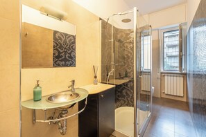 Een douche, een haardroger, een bidet, handdoeken