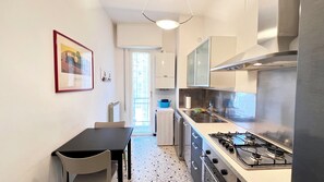 Fridge, oven, stovetop, dishwasher - La Stella Marina - 150 metri dal Mare con Box ... (Spotorno)