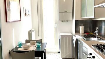 Frigorifero, forno, piano cottura, lavastoviglie