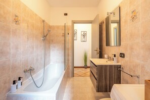 Een douche, een haardroger, een bidet, handdoeken