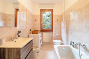 Douche, sèche-cheveux, bidet, serviettes fournies